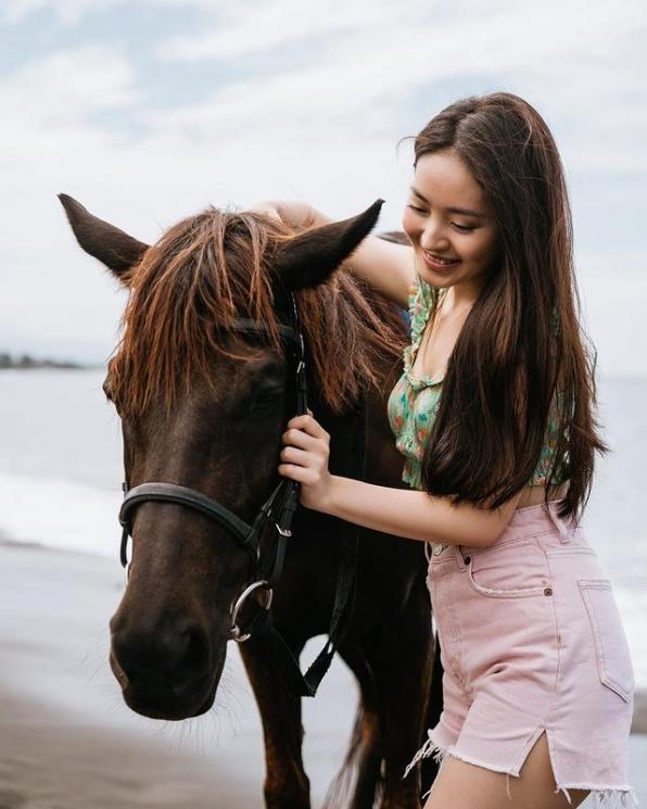 Potret Natasha Wilona Naik Kuda di Pantai (Instagram/natashawilona12)