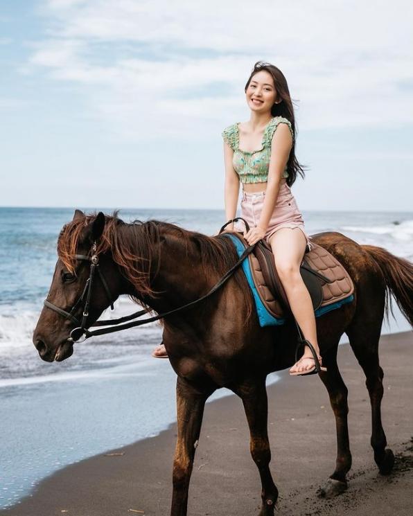 Potret Natasha Wilona Naik Kuda di Pantai (Instagram/natashawilona12)