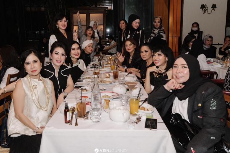 Gaya Artis di Pesta Ulang Tahun ke-51 Mayangsari. (Instagram/@ussypratama)
