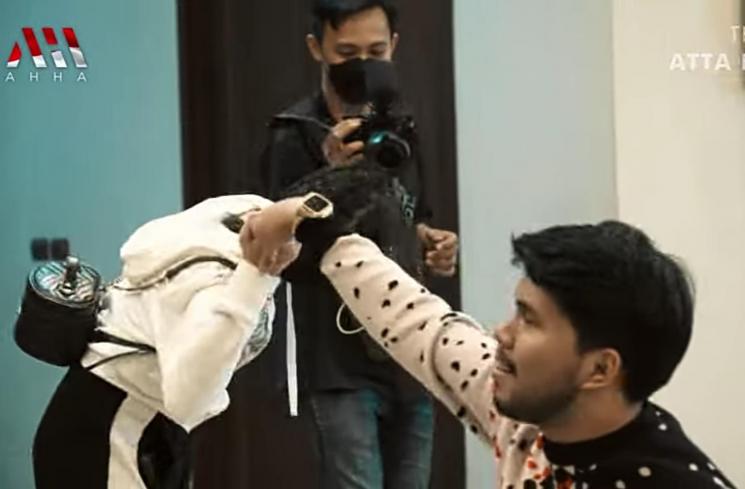 Fuji kecup lengan Thariq Halilintar (YouTube/AH)