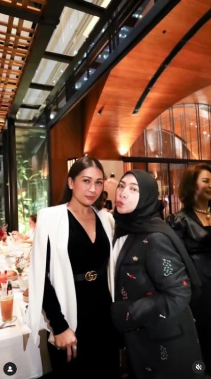 Gaya Artis di Pesta Ulang Tahun ke-51 Mayangsari. (YouTube/Mayangsari Channel)