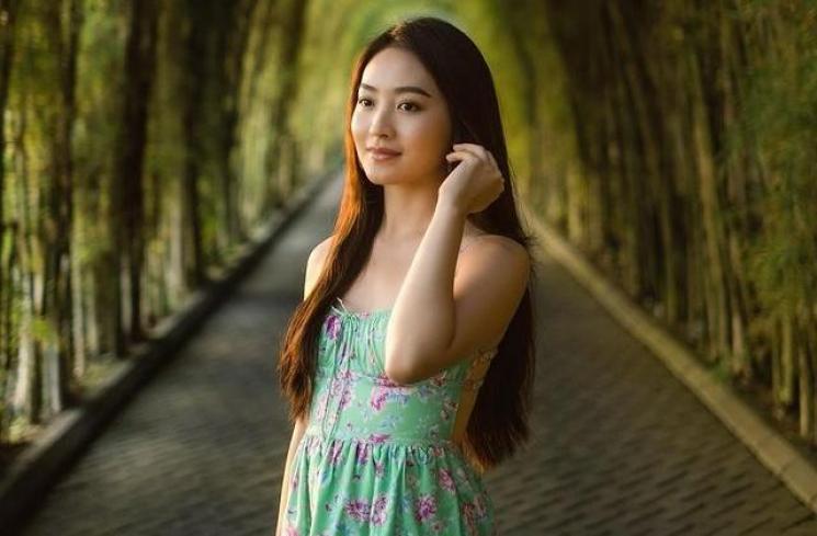 Potret Natasha Wilona Naik Kuda di Pantai (Instagram/natashawilona12)