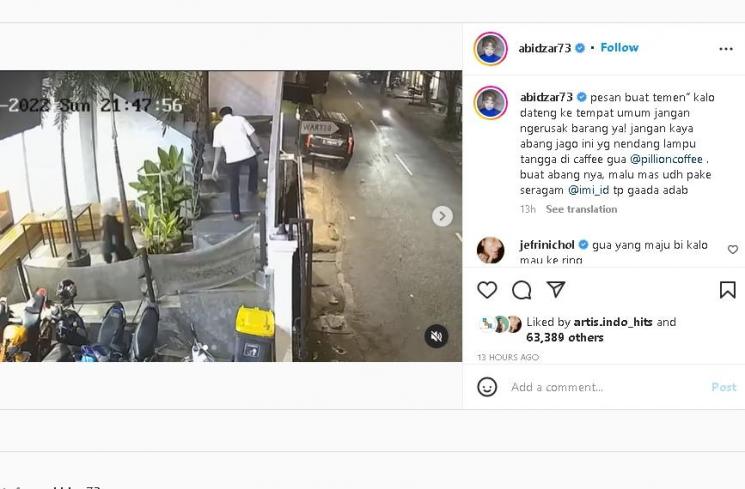 Pria berseragam rusak fasilitas di Kafe Abidzar Al Ghifari (instagram/@abidzar73)