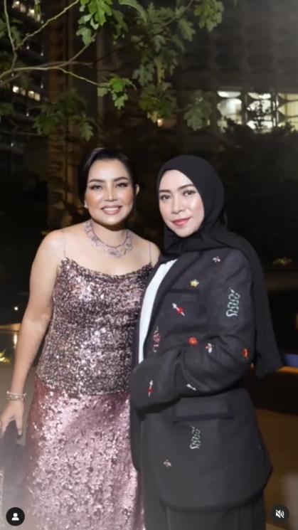 Gaya Artis di Pesta Ulang Tahun ke-51 Mayangsari. (Instagram/@melly_goeslaw)