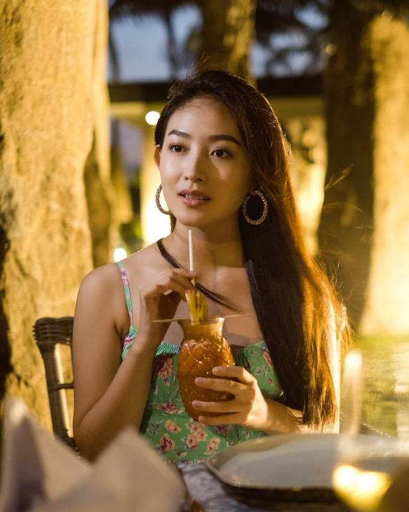 Potret Natasha Wilona Naik Kuda di Pantai (Instagram/natashawilona12)