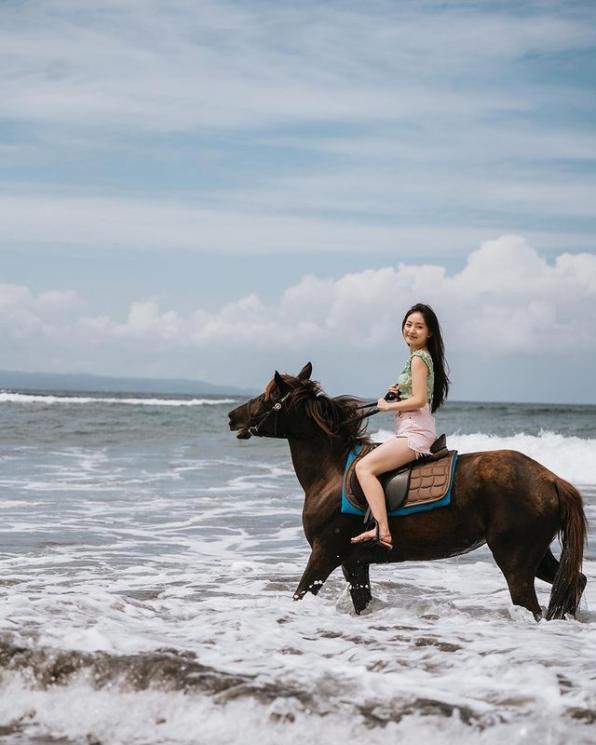 Potret Natasha Wilona Naik Kuda di Pantai (Instagram/natashawilona12)