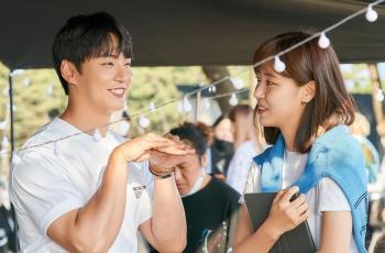 9 Potret di Balik Layar It's Beautiful Now, Chemistry Yoon Shi Yoon dan Bae Da Bin Bikin Baper