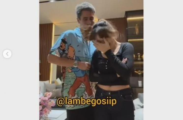 Verrell Bramasta Buka Kancing Baju di Depan Livy Renata. (Instagram/lambegosiip)