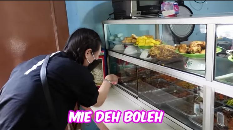 Momen Jess No Limit Ajak Sisca Kohl Makan di Warteg. (YouTube/Jess No Limit)