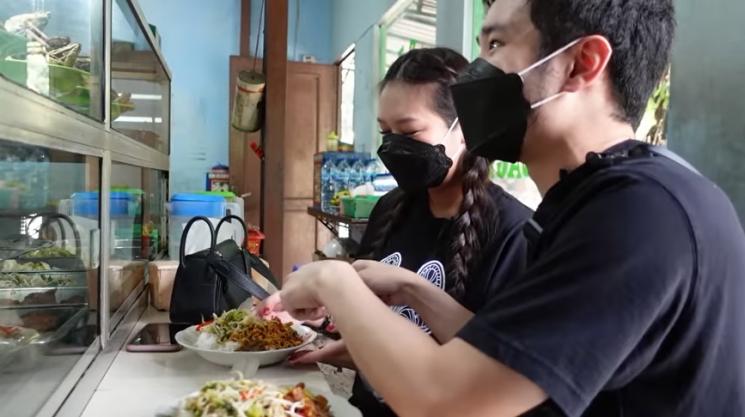 Momen Jess No Limit Ajak Sisca Kohl Makan di Warteg. (YouTube/Jess No Limit)