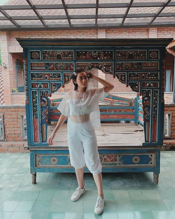 Potret Laura Theux Berbaju Putih (Instagram/laura_theux)