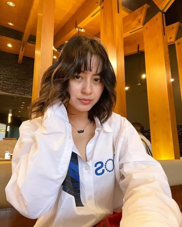 Potret Laura Theux Berbaju Putih (Instagram/laura_theux)