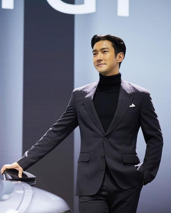 Idol Asli Korea yang Fasih Berbahasa Inggris (Instagram/@siwonchoi)