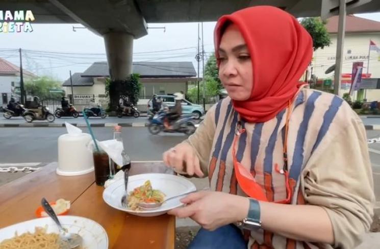 Momen Rieta Amilia Blusukan Ngecek Tanah (YouTube/Mama Rieta)