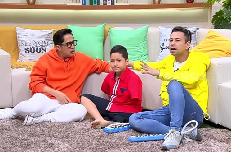 Raffi Ahmad dan seorang anak difabel, Faisal Hamudi (YouTube/TRANS7 Official)