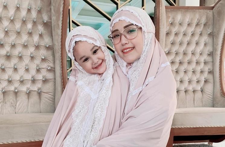 Potret Kayla Anak Pasha Ungu Pakai Hijab (Instagram/adeliapasha)