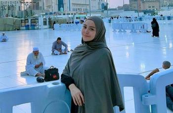 7 Momen Mawar AFI Umrah Bareng Larissa Chou, Makin Cantik dengan Busana Syar'i