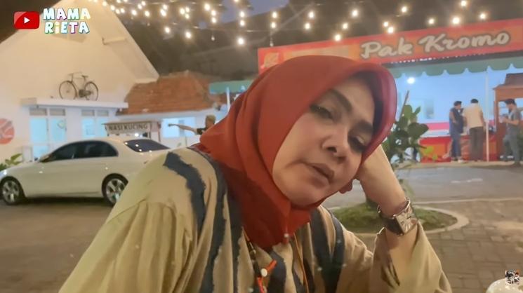 Momen Rieta Amilia Blusukan Ngecek Tanah (YouTube/Mama Rieta)