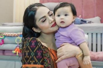 Krisdayanti Dipuji Tangani Rewelnya Ameena saat Demam, Cas Cis Cus Ngomong Pakai Bahasa Inggris