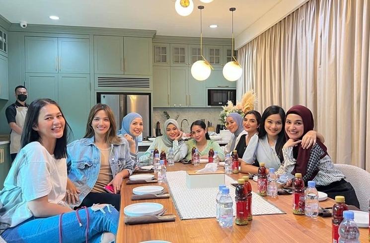 Potret geng cendol arisan di rumah Nagita Slavina (Instagram/@ramadhaniabakrie)