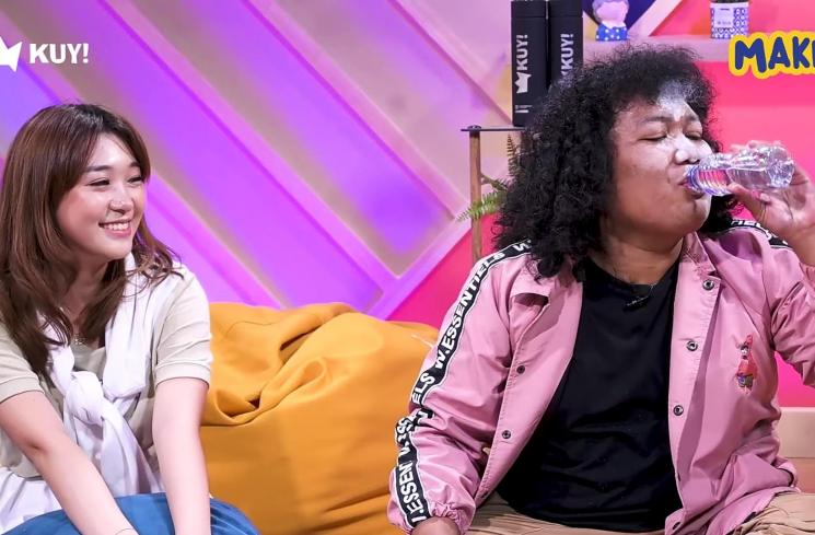 Livy Renata minum air mineral bekas Marshel Widianto (YouTube/KUY Entertainment)