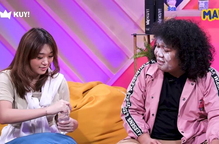 Livy Renata minum air mineral bekas Marshel Widianto (YouTube/KUY Entertainment)