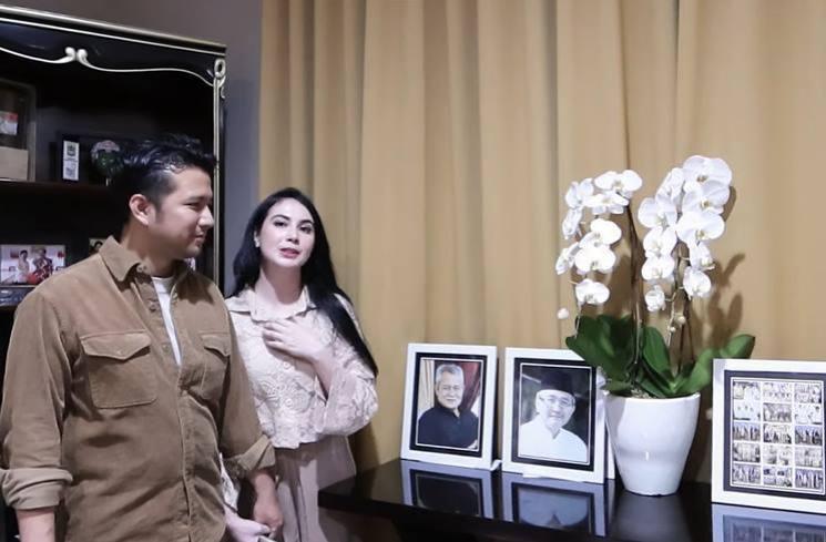 Potret HUT pernikahan ke-9 Arumi Bachsin dan Emil Dardak. (YouTube/Arumi Bachsin)