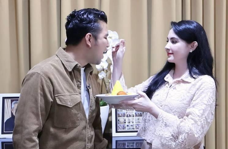 Potret HUT pernikahan ke-9 Arumi Bachsin dan Emil Dardak. (YouTube/Arumi Bachsin)