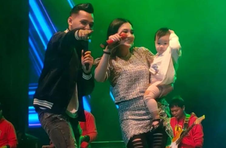 Momen Nella Kharisma dan Suami Ajak Anak Manggung (instagram/@nellakharismalovers.id)
