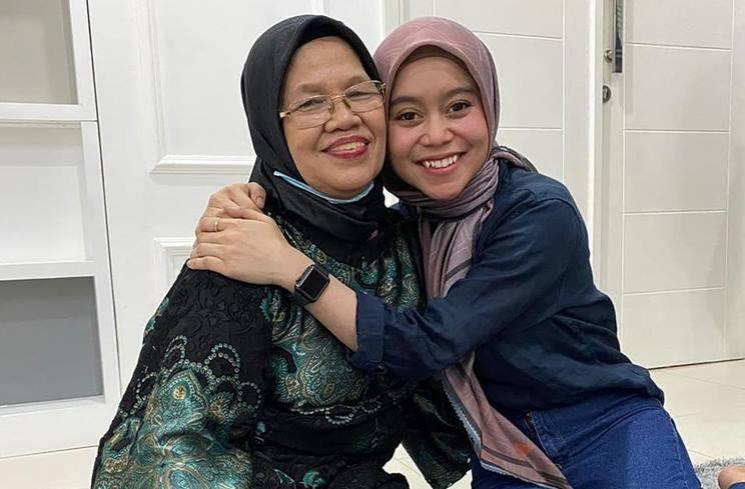 Lesti Kejora dan ibu mertua. (Instagram/@rosmaladewi1201)