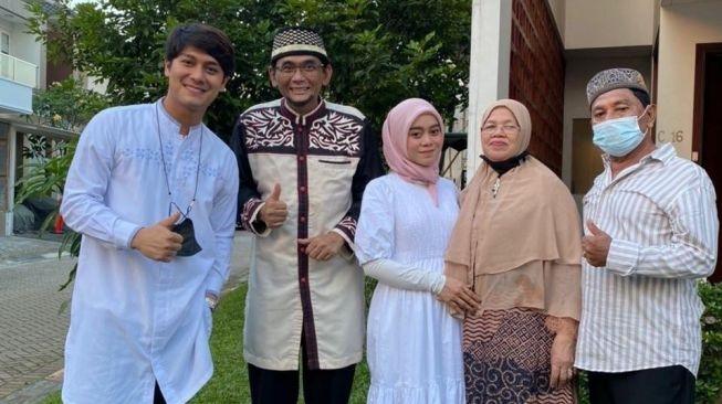 Momen kedekatan Lesti Kejora dan ibu mertua. (Instagram/@rosmaladewi1201)