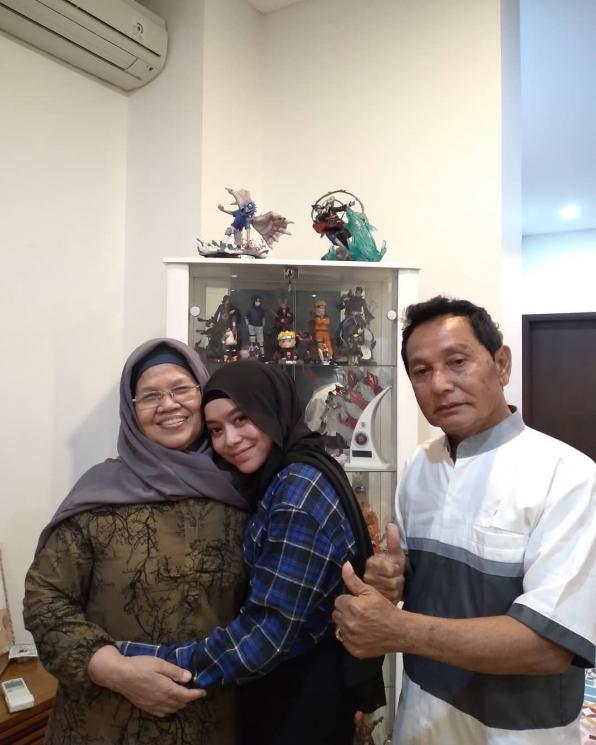 Momen kedekatan Lesti Kejora dan ibu mertua. (Instagram/@rosmaladewi1201)