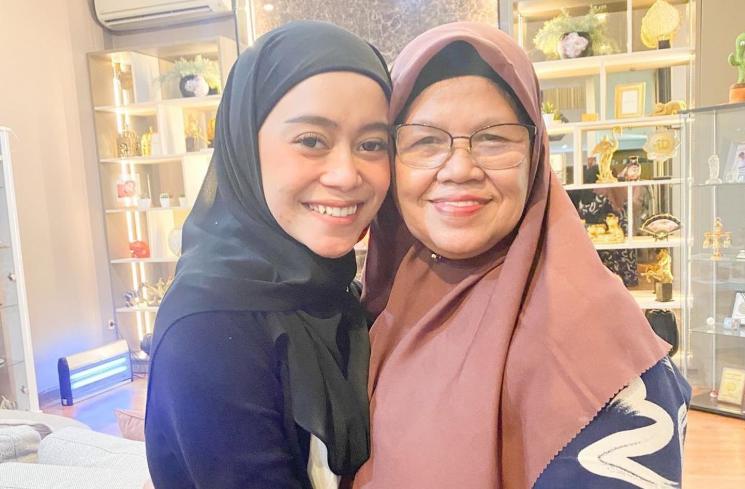 Momen kedekatan Lesti Kejora dan ibu mertua. (Instagram/@rosmaladewi1201)