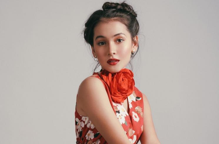 Potret Sandrinna Michelle Pemotretan bak Noni Belanda. (Instagram/@sandrinna_11)