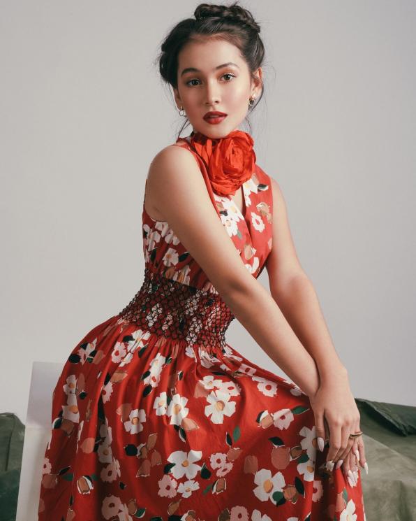 Potret Sandrinna Michelle Pemotretan bak Noni Belanda. (Instagram/@sandrinna_11)