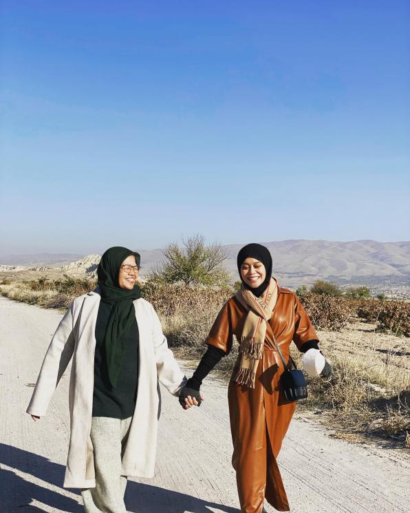 Momen kedekatan Lesti Kejora dan ibu mertua. (Instagram/@rosmaladewi1201)