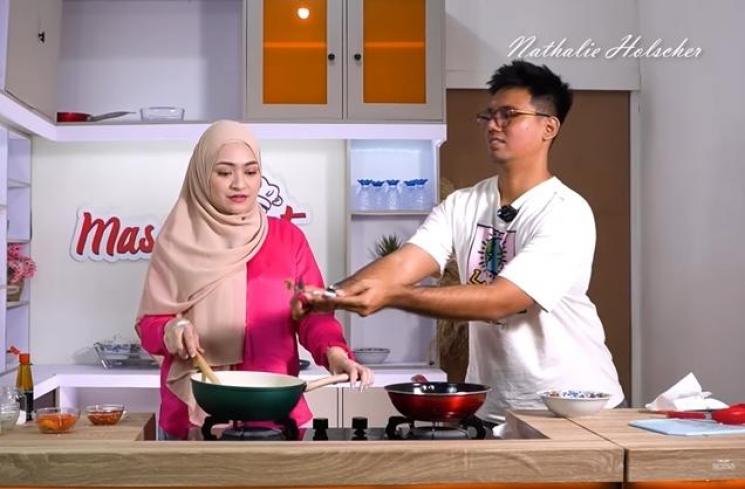 Momen Akrab Nathalie Holscher dan Frans Faisal Masak Bareng (YouTube/NATHALIE HOLSCHER)