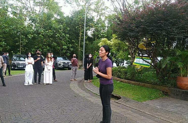 Dee Lestari di rumah duka kawasan BSD, Tangerang Selatan pada Selasa (6/9/2022). (MataMata.com/Rena Pangesti)