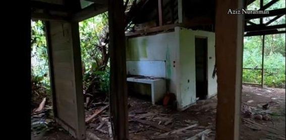 Potret Rumah Artis yang Dibiarkan Terbengkalai. (YouTube/Aziz Nurahman)