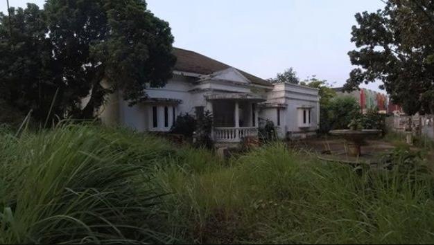 Potret Rumah Artis yang Dibiarkan Terbengkalai. (YouTube/Aziz Nurahman)