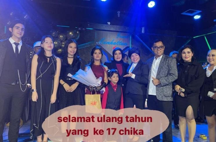 H Faisal Dewi Zuhriati di acara ulang tahun Chika (Instagram/@dewizuhriati)