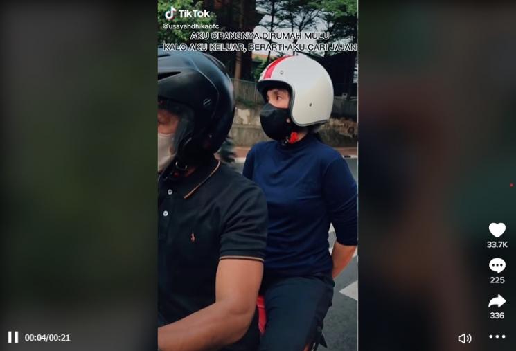 Gaya Ussy Sulistiawaty Jajan di Pinggir Jalan. (TikTok/ussyandhikaofc)