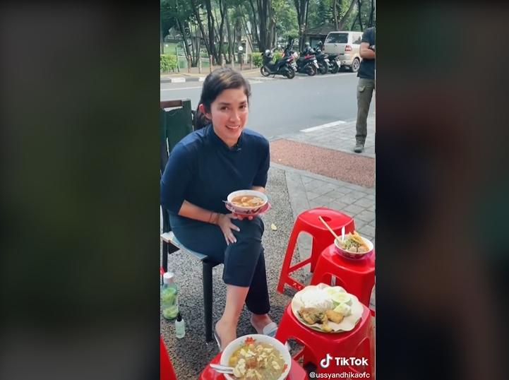Gaya Ussy Sulistiawaty Jajan di Pinggir Jalan. (TikTok/ussyandhikaofc)