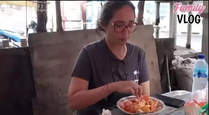 Gaya Ussy Sulistiawaty Jajan di Pinggir Jalan. (TikTok/Ussy Andhika Official)