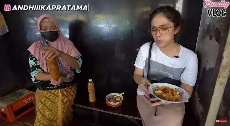 Gaya Ussy Sulistiawaty Jajan di Pinggir Jalan. (TikTok/Ussy Andhika Official)