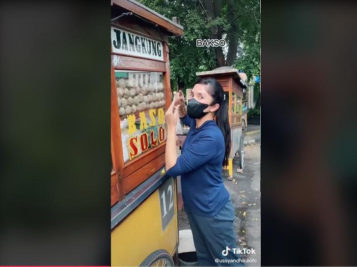 Gaya Ussy Sulistiawaty Jajan di Pinggir Jalan. (TikTok/ussyandhikaofc)
