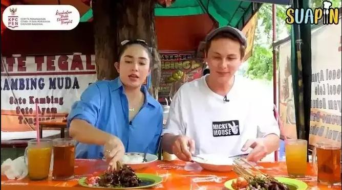 Gaya Ussy Sulistiawaty Jajan di Pinggir Jalan. (TikTok/Ussy Andhika Official)