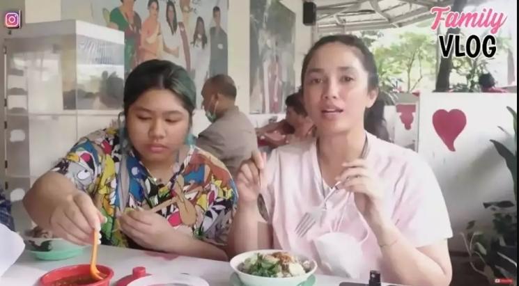 Gaya Ussy Sulistiawaty Jajan di Pinggir Jalan. (TikTok/Ussy Andhika Official)