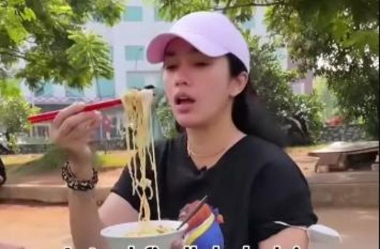 Gaya Ussy Sulistiawaty Jajan di Pinggir Jalan. (Instagram/ussypratama)
