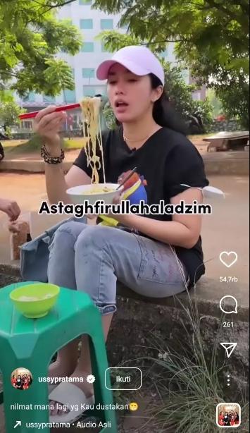 Gaya Ussy Sulistiawaty Jajan di Pinggir Jalan. (Instagram/ussypratama)
